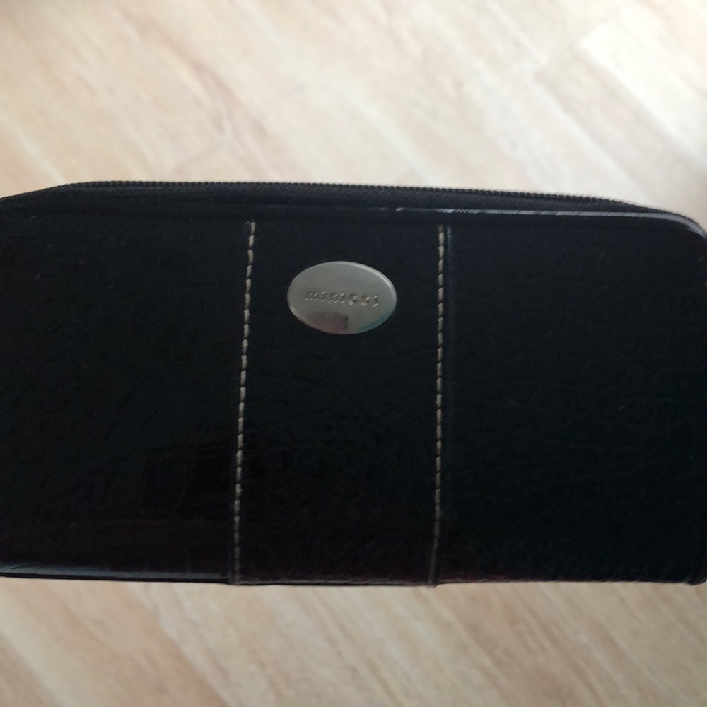 Spacious wallet with many zippers